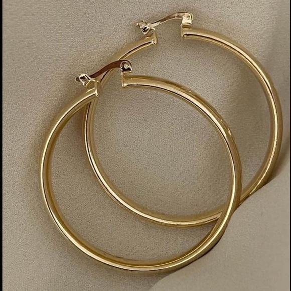 18k Gold Filled Diamond Cut Design Hoop Earrings 1.75” ✨ - Picture 5 of 9